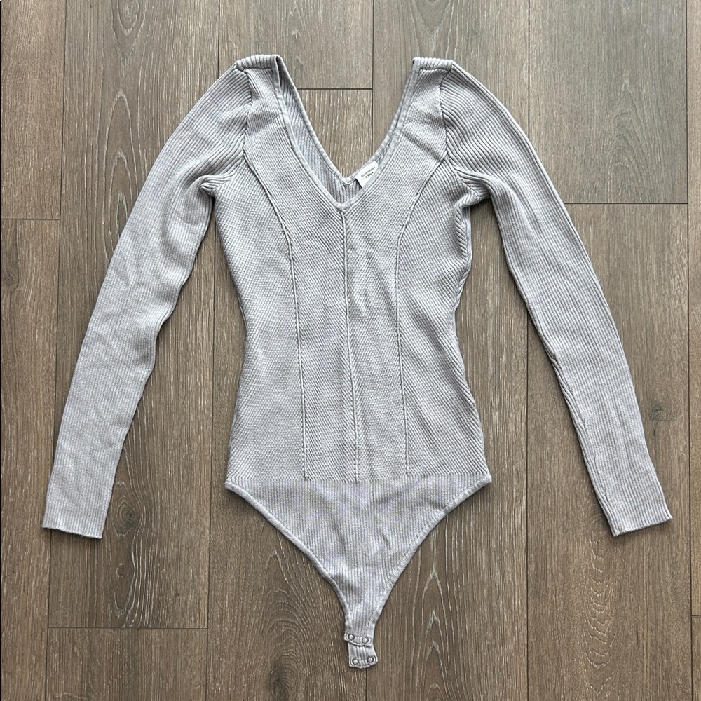 Abercrombie Ribbed Long Sleeve Bodysuit | V-Neck | Gray | Size Medium | EUC
